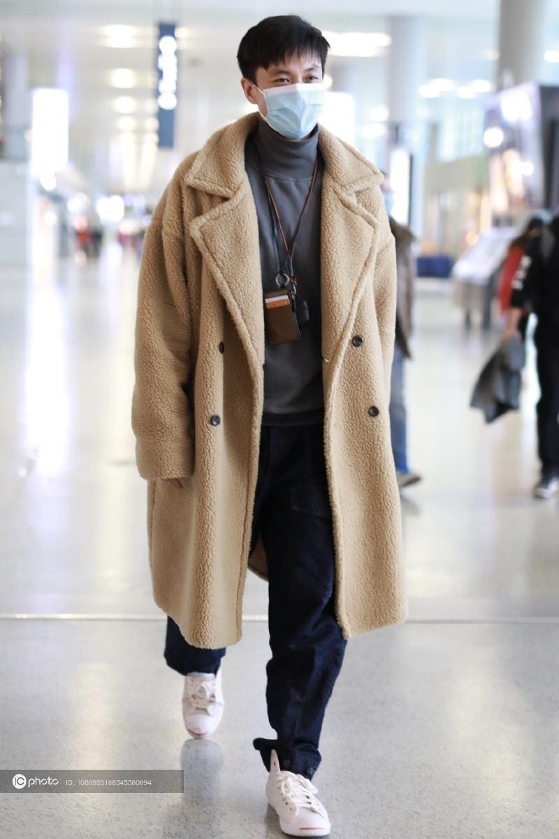 街拍周一围棕色双排扣大衣阔腿裤高领打底衫白色运动鞋简洁精炼