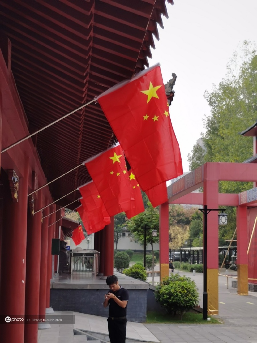 河南许昌国旗飘飘迎国庆