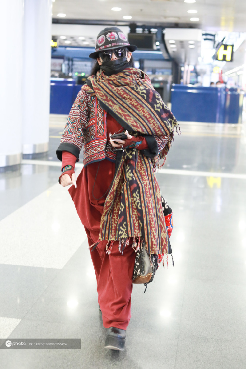 街拍杨丽萍红色连身裤民族风印花围巾个性十足