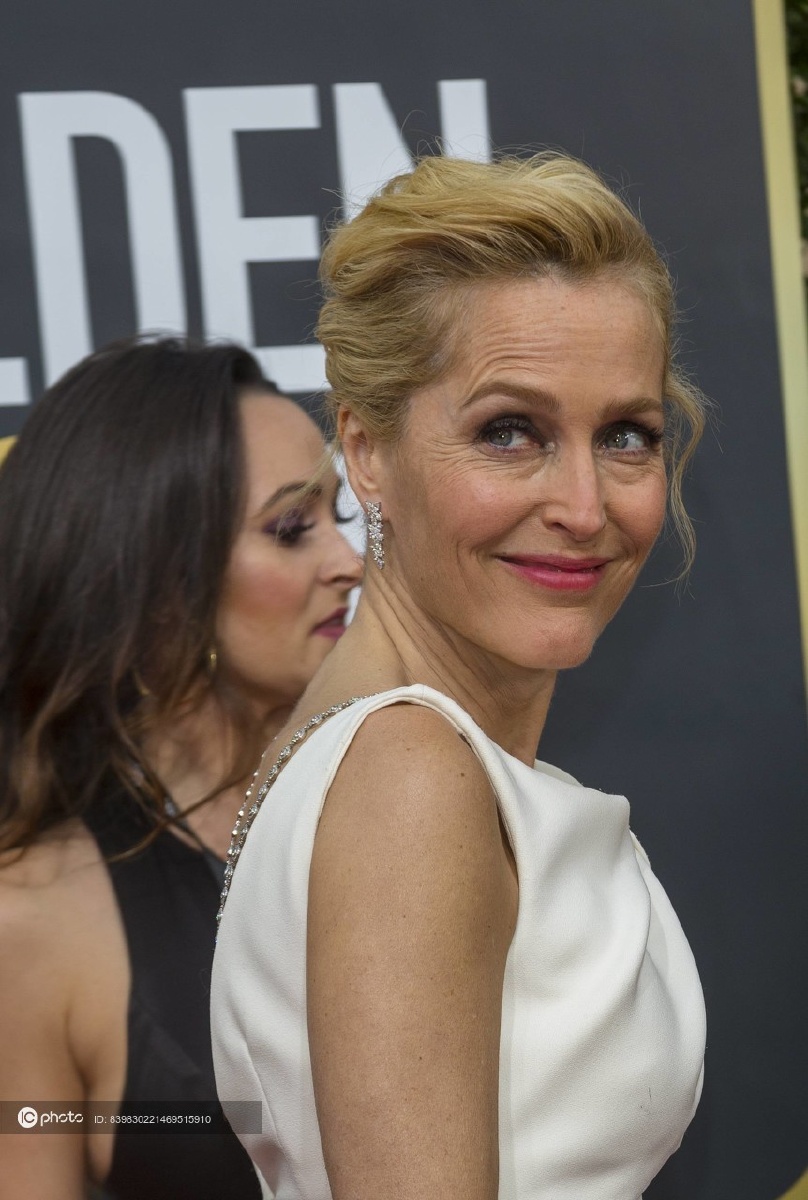 第77届金球奖吉莲安德森safiyaa不对称白色礼服优雅万千