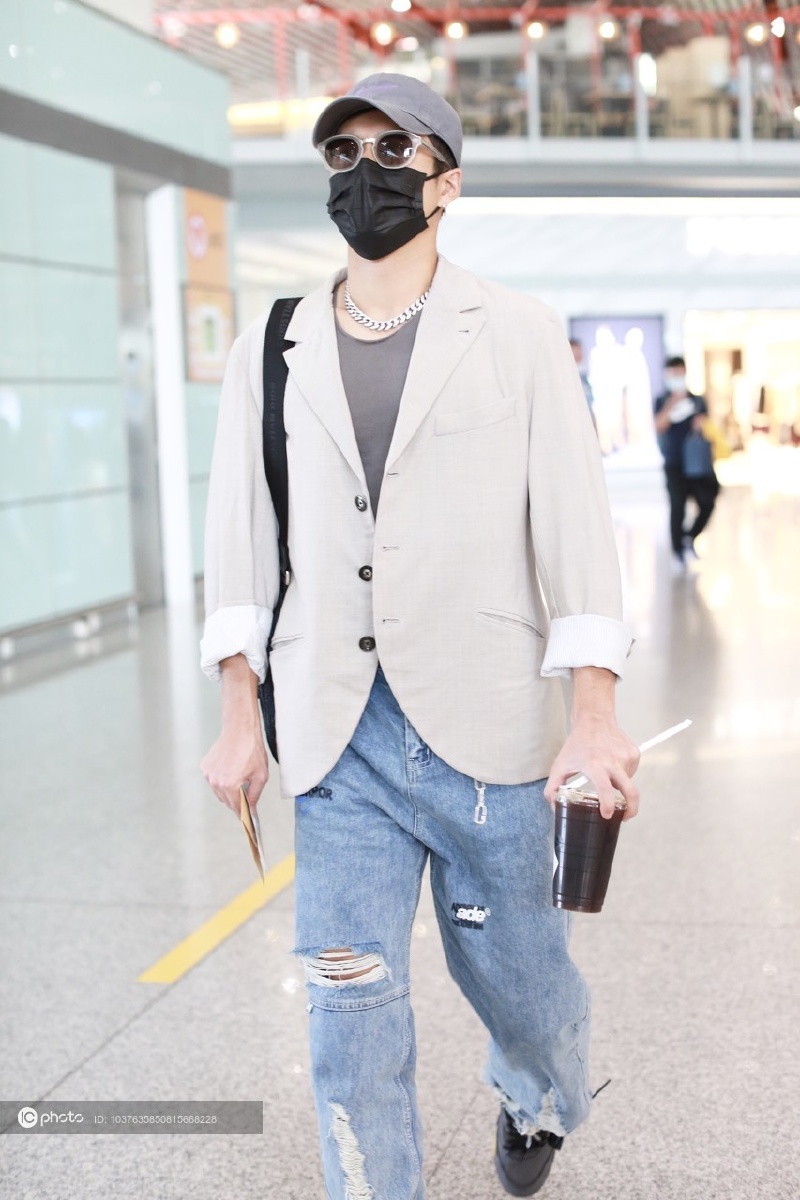 街拍韩东君卡其色西装破洞牛仔裤运动鞋棒球帽休闲随性