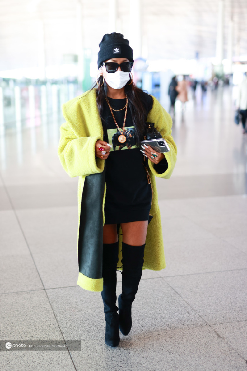 街拍吉克隽逸黑色卫衣裙过膝长靴黄色羊绒大衣毛线帽个性亮眼