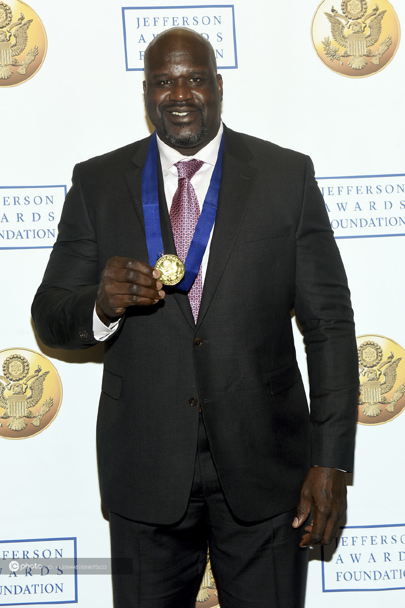 大鲨鱼奥尼尔获颁杰斐逊奖后台与美女主持琼斯自拍