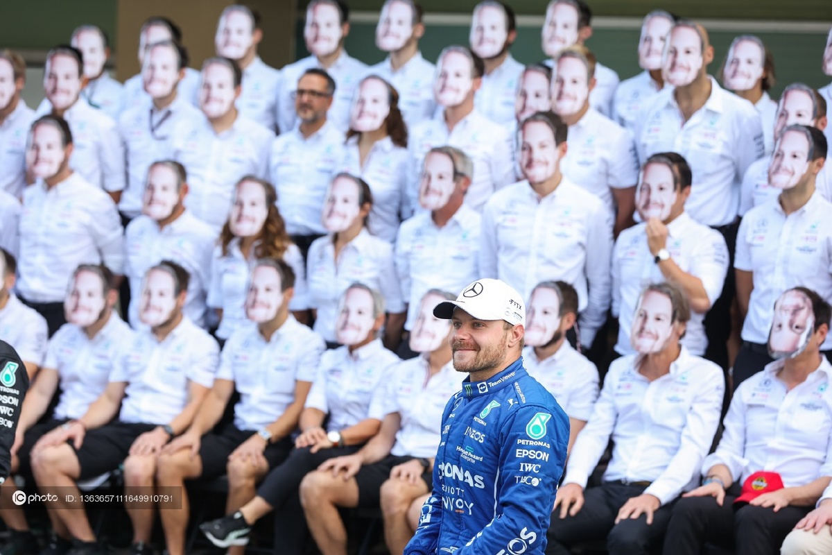 2021年f1阿布扎比大奖赛梅奔车队全员佩戴博塔斯面具合影送别车队功勋