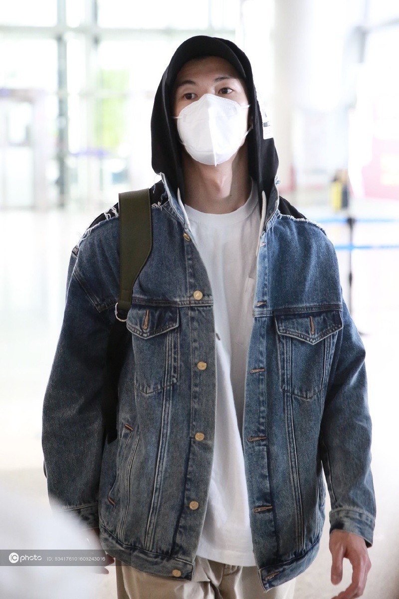 街拍:许光汉白tee 牛仔外套 卡其色阔腿裤 puma小白鞋 棒球帽清爽潮范