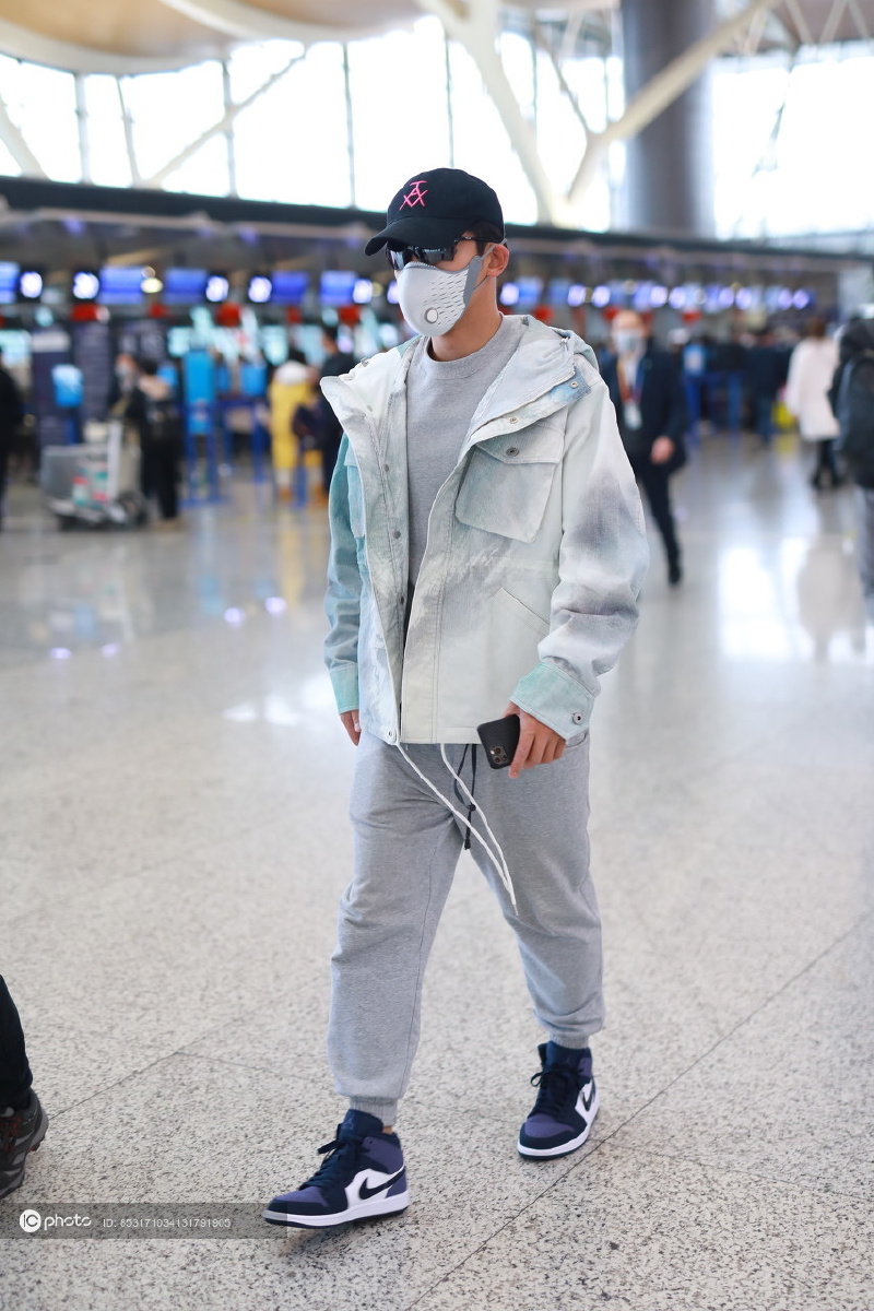 街拍郑恺扎染渐变色外套灰色卫裤airjordan篮球鞋休闲时髦