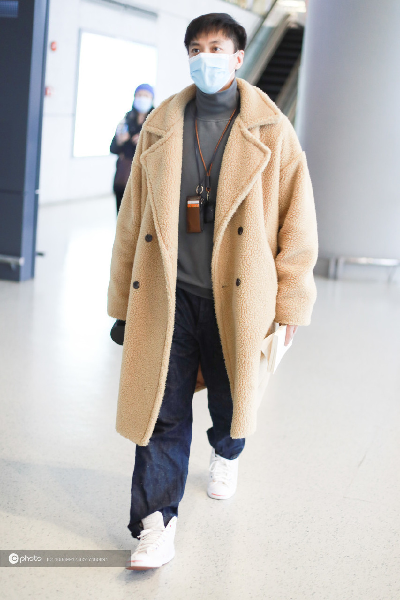 街拍周一围棕色双排扣大衣阔腿裤高领打底衫白色运动鞋简洁精炼