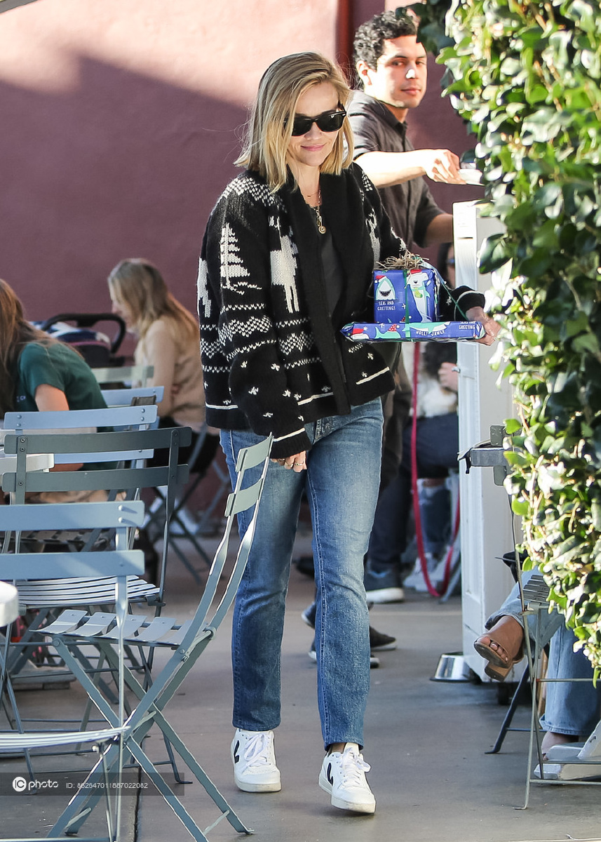 街拍瑞茜威瑟斯彭提花针织开衫牛仔裤小白鞋休闲随性