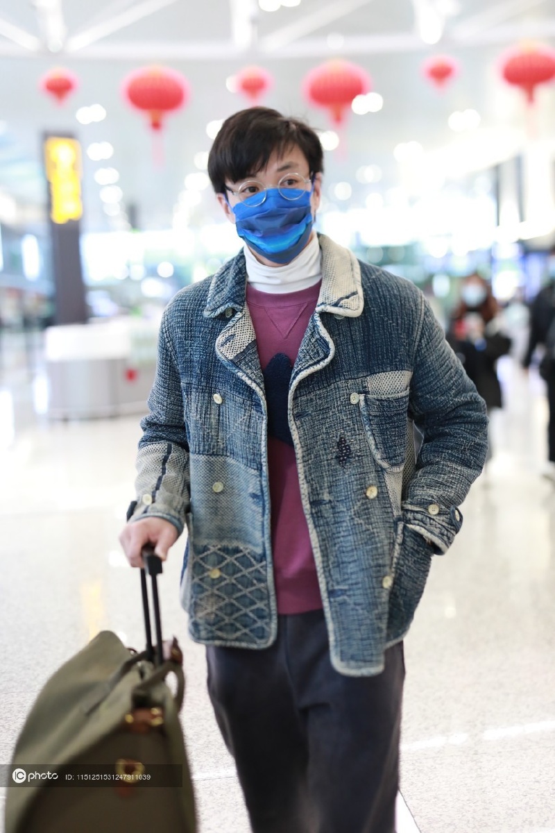 街拍周一围拼接牛仔外套束脚裤白色运动鞋白色打底衫帅气叠搭