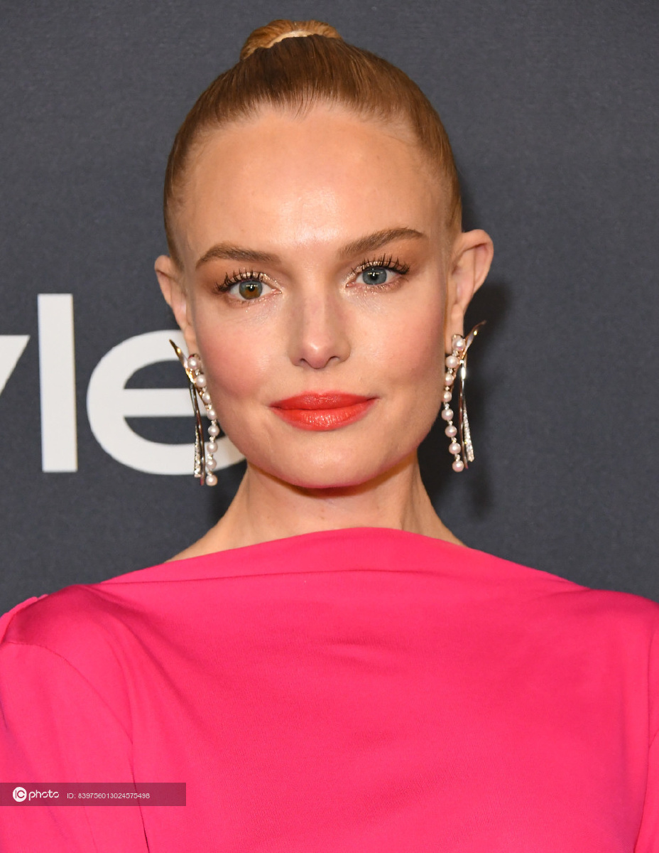 第77届金球奖派对凯特波斯沃茨prabal桃红色开衩裙美艳迷人