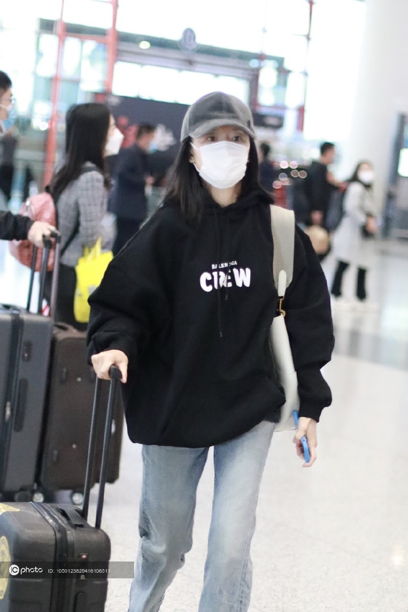 街拍董洁balenciaga黑色连帽卫衣牛仔裤小白鞋棒球帽百搭减龄