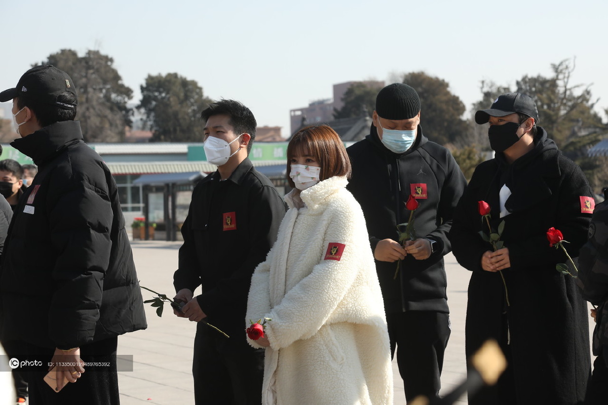 独家赵英俊追悼会柳岩现身表情肃穆