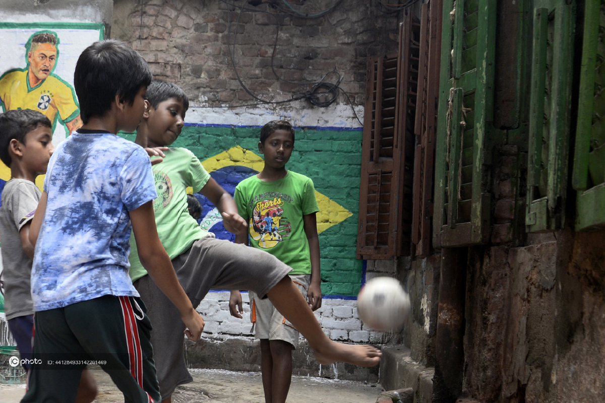 印度男孩街头赤脚踢球 效仿内马尔彩虹过人