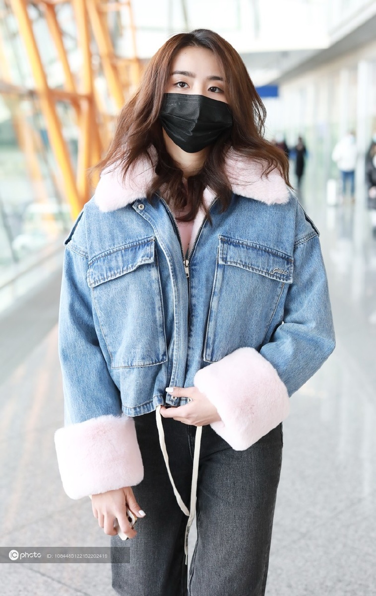 独家金子涵长发飘飘现身妆容精致妩媚迷人夹克搭配牛仔裤干练飒气