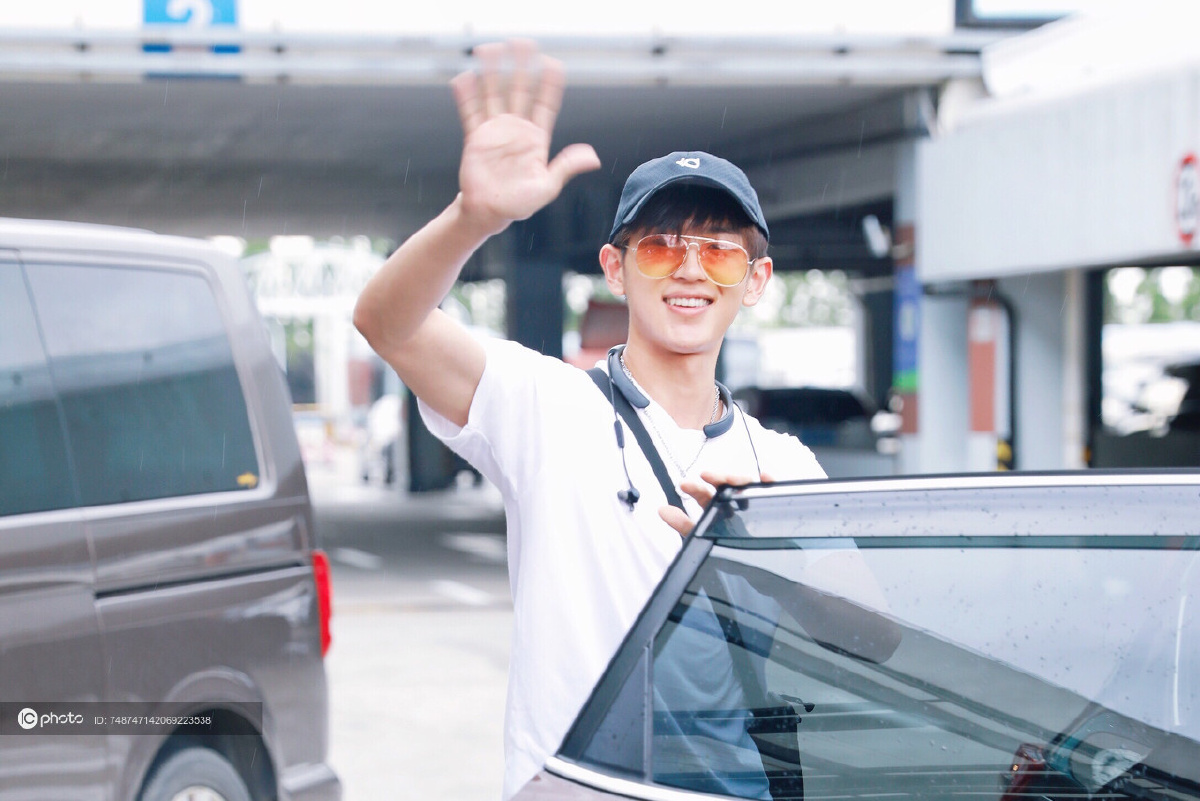 击剑高手也软萌范津玮与粉丝热情告别系热播剧拜托啦师兄中的陈青腾