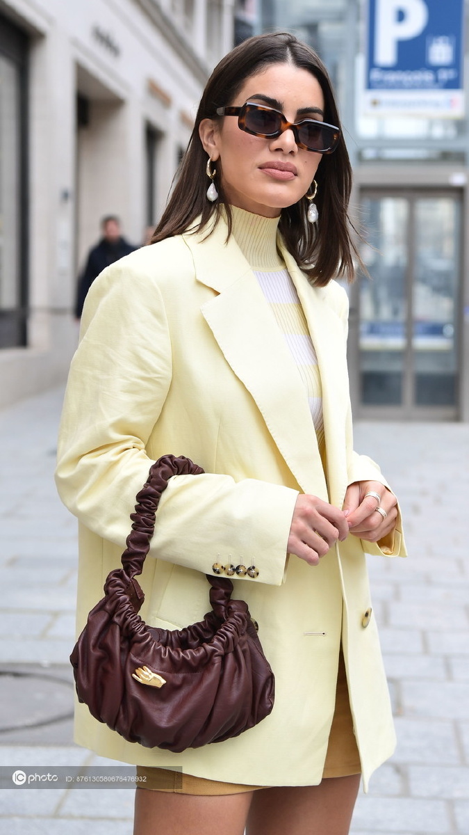 街拍时尚博主camilacoelho黄色西服棕色腋下包时髦chic