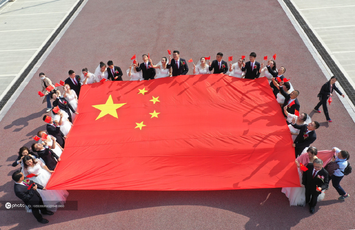 江苏南通14对新人金婚夫妇劳模连理致敬国旗