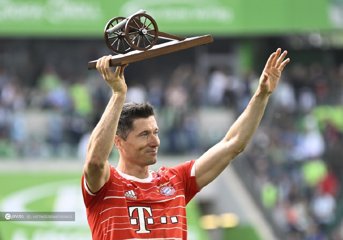 莱万多夫斯基领取德甲金靴小钢炮 向现场球迷挥手致意 - ic_photo