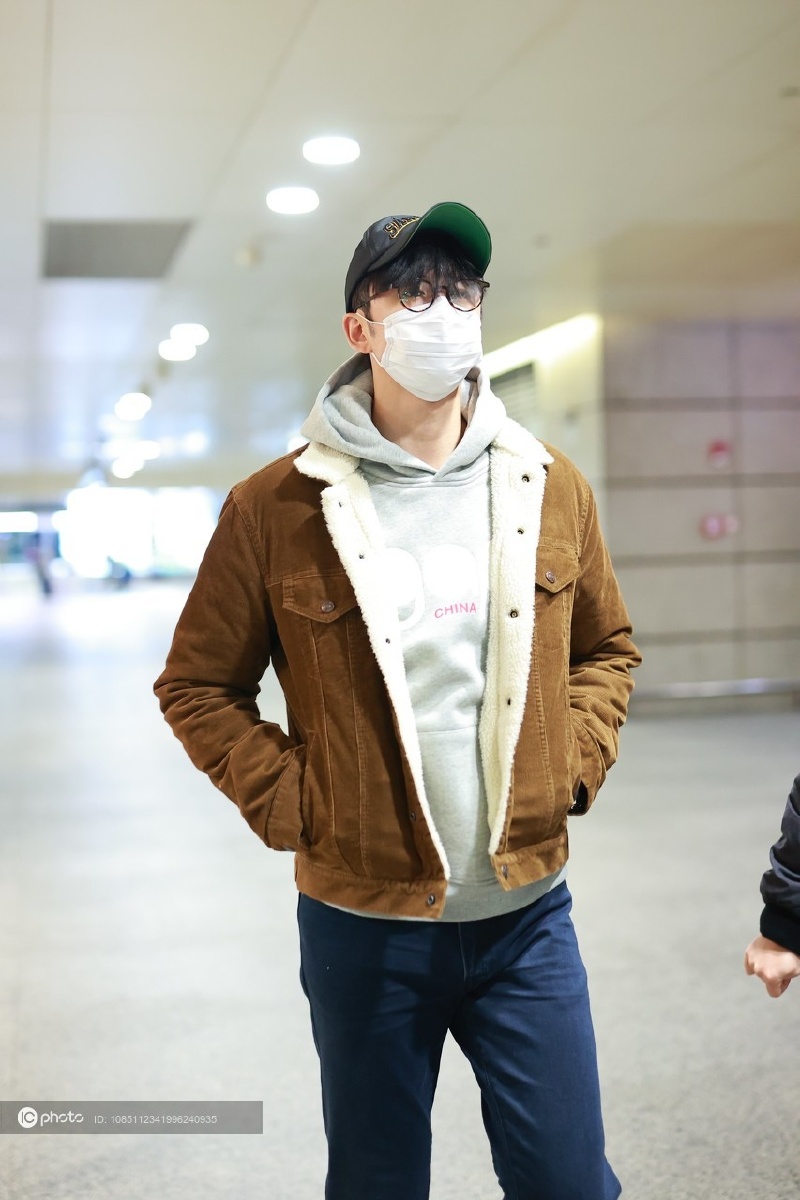 张云龙素颜现身戴黑眼镜框发型未做梳理