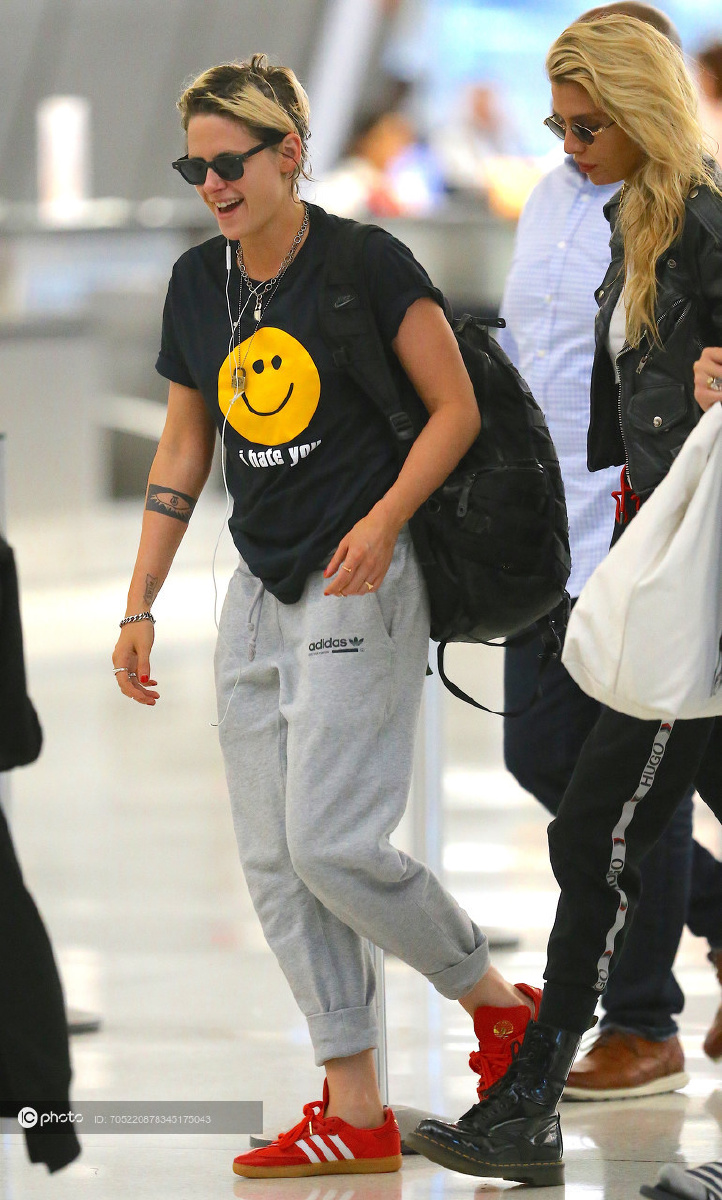 克里斯汀斯图尔特笑脸tee配adidas运动裤墨镜双肩包搭红色运动鞋抢镜