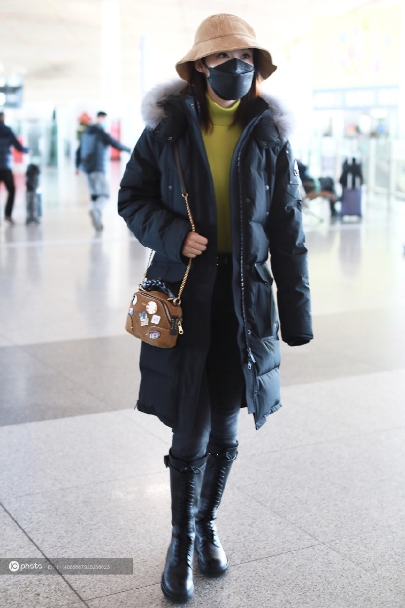李沁一袭黑色羽绒服搭配太阳帽现身低调干练长靴配长腿气质满分