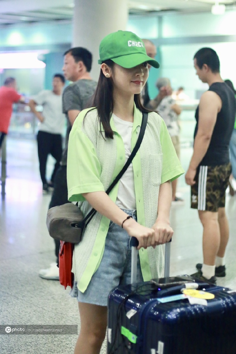 街拍邢菲荧光绿防晒衫白tee牛仔短裤红色手袋清新夏日风