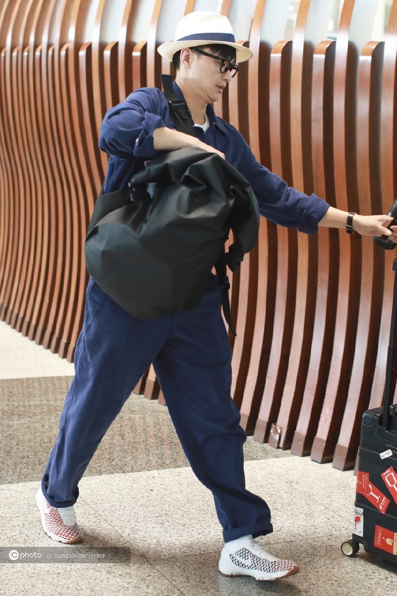 街拍周一围白tee蓝色工装连身衣草帽有型有款