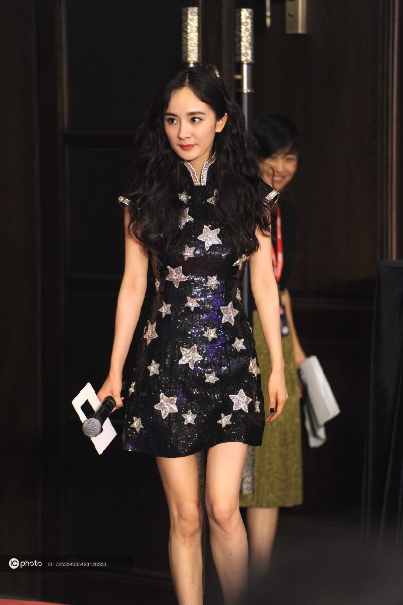 看腿的世界杨幂穿星星旗袍秀玲珑身段单身大幂幂更显女人味