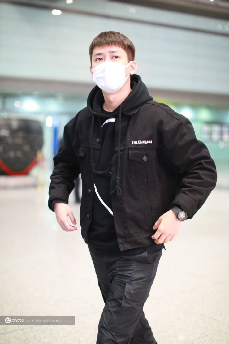 街拍:熊梓淇黑色工装夹克外套 厚底靴 帽衫卫衣 束脚裤休闲帅气