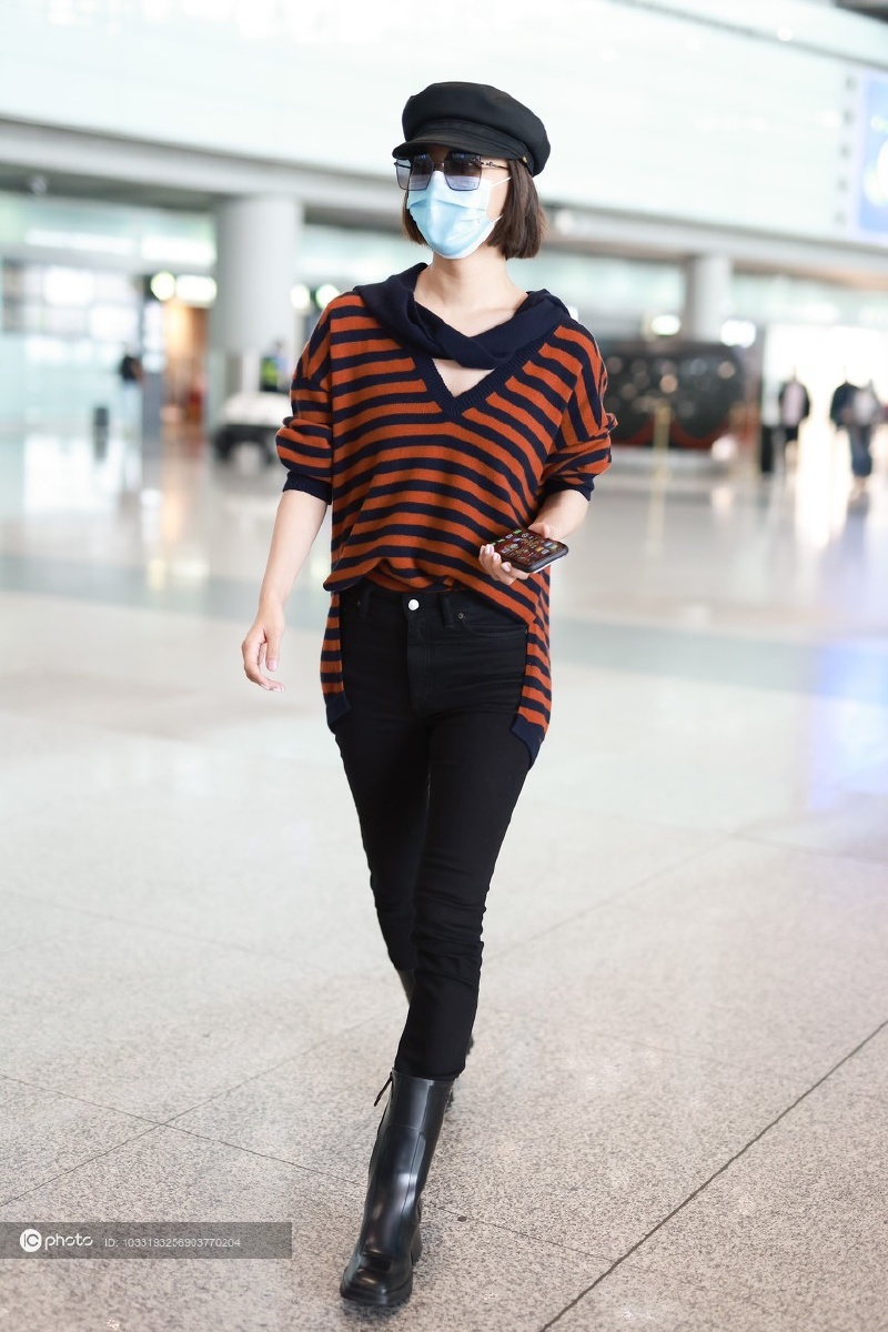 街拍王珞丹红黑条纹针织衫牛仔裤短靴报童帽休闲随性