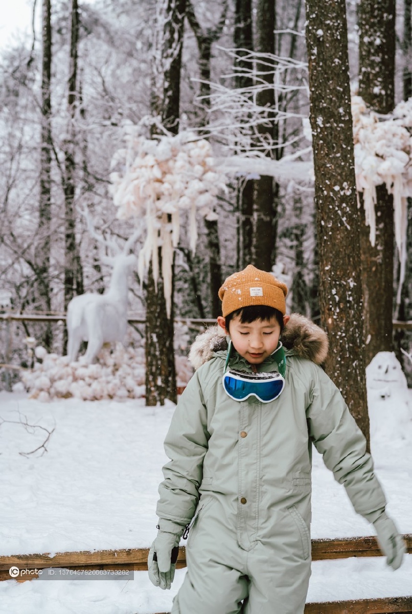 独家冬天杭州临安大明山风景区里看雪景看雾凇打雪仗的小孩美女年轻人
