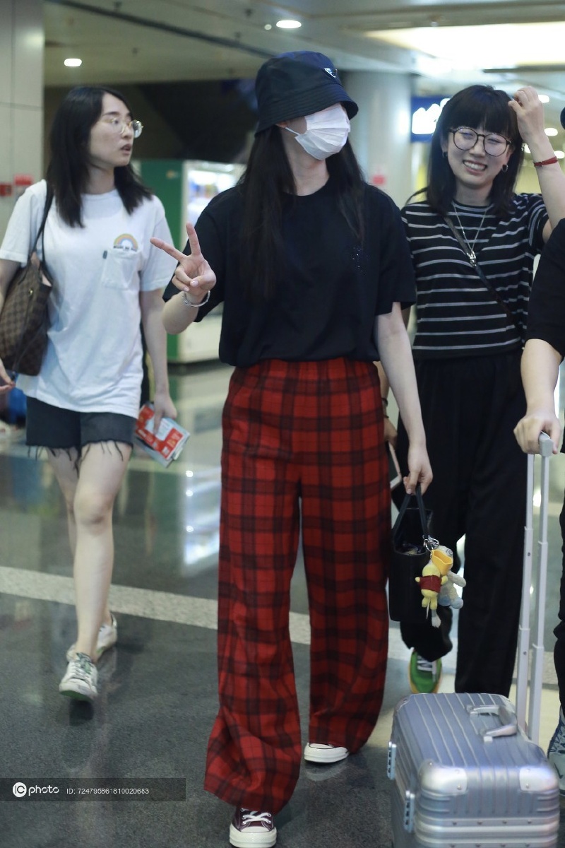 街拍:欧阳娜娜burberry黑tee mo&co.红色格纹裤 红色帆布鞋时髦潮范