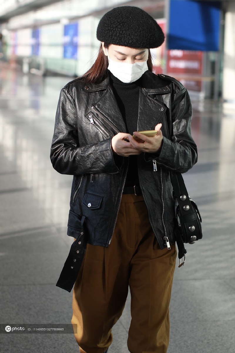 街拍王霏霏黑色皮衣休闲裤牛仔靴贝雷帽帅气时尚