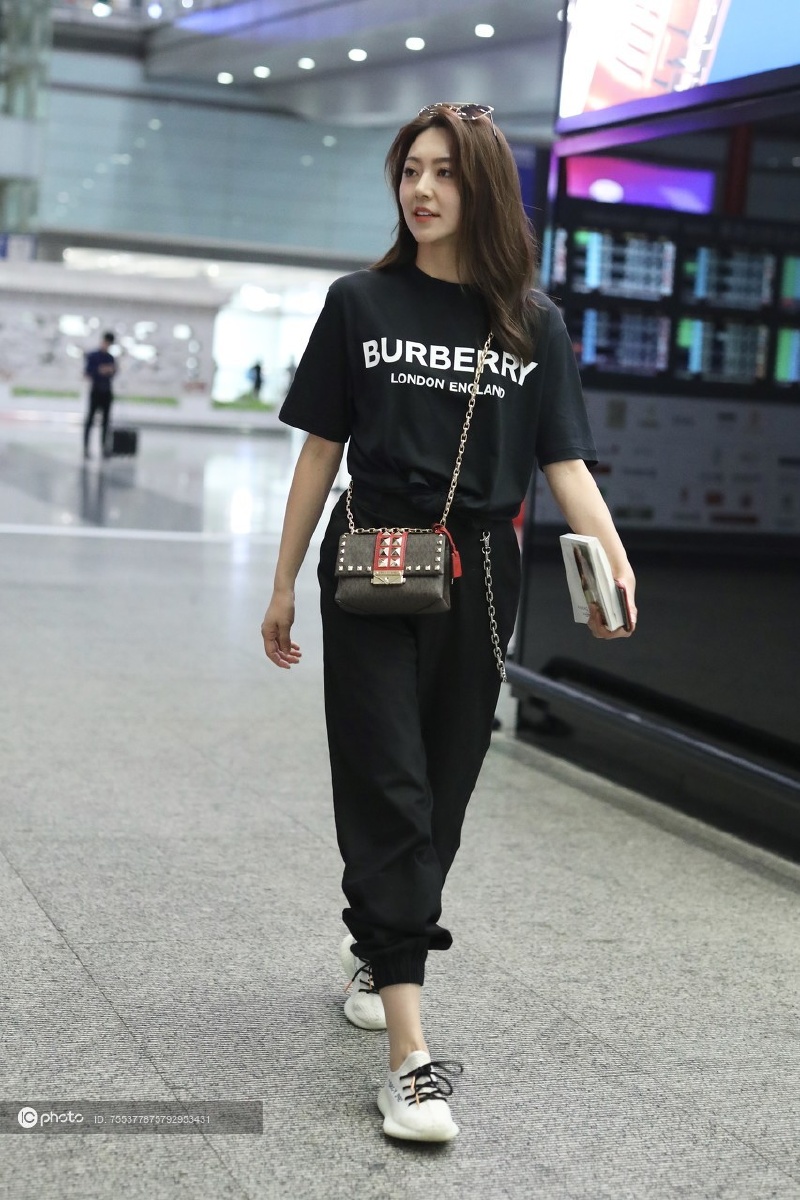 街拍黄梦莹burberry黑色tee工装束脚裤yeezy350小白鞋michealkors手袋