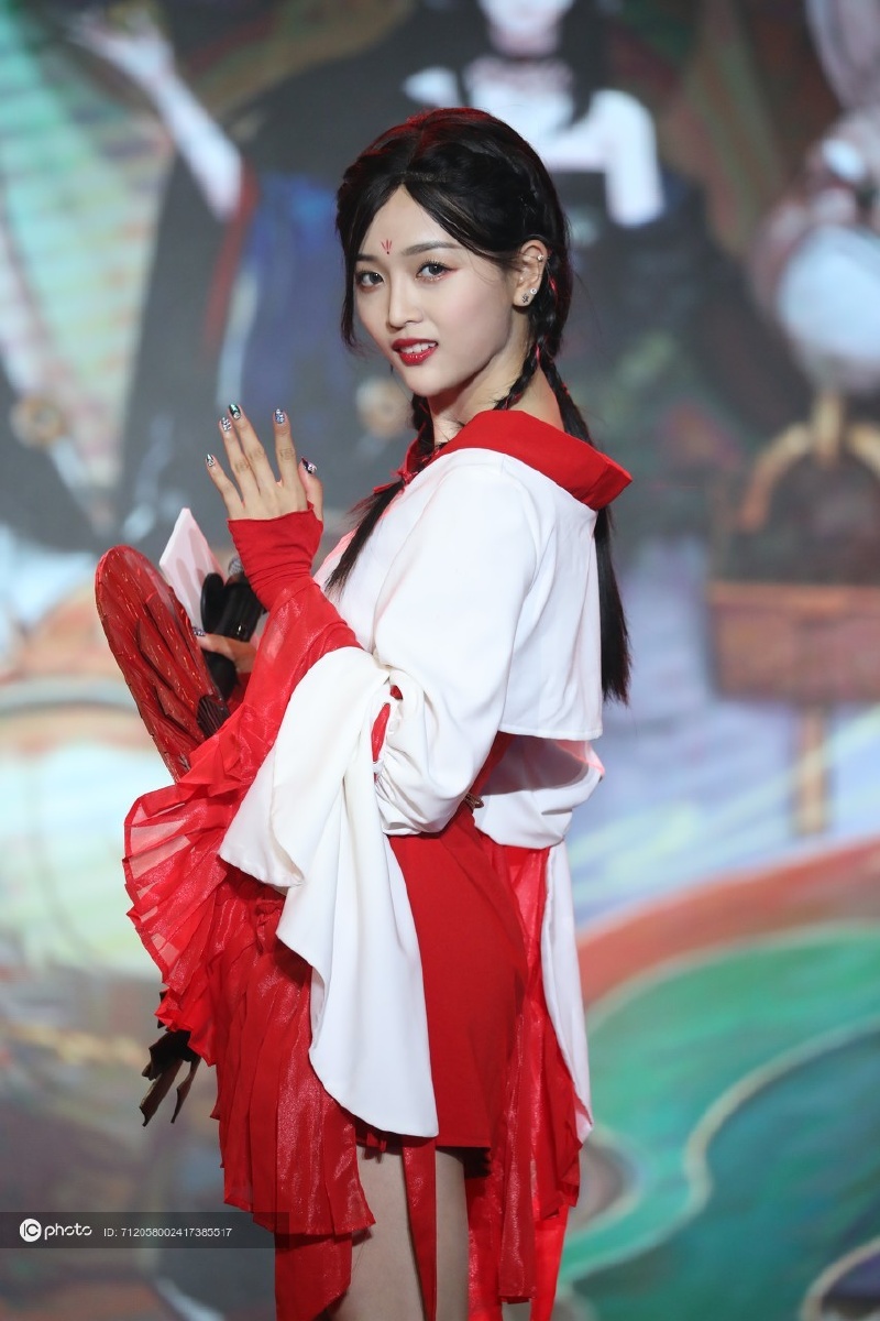 真撕漫女吴宣仪一袭汉服为游戏站台宣传古香古色风韵流香