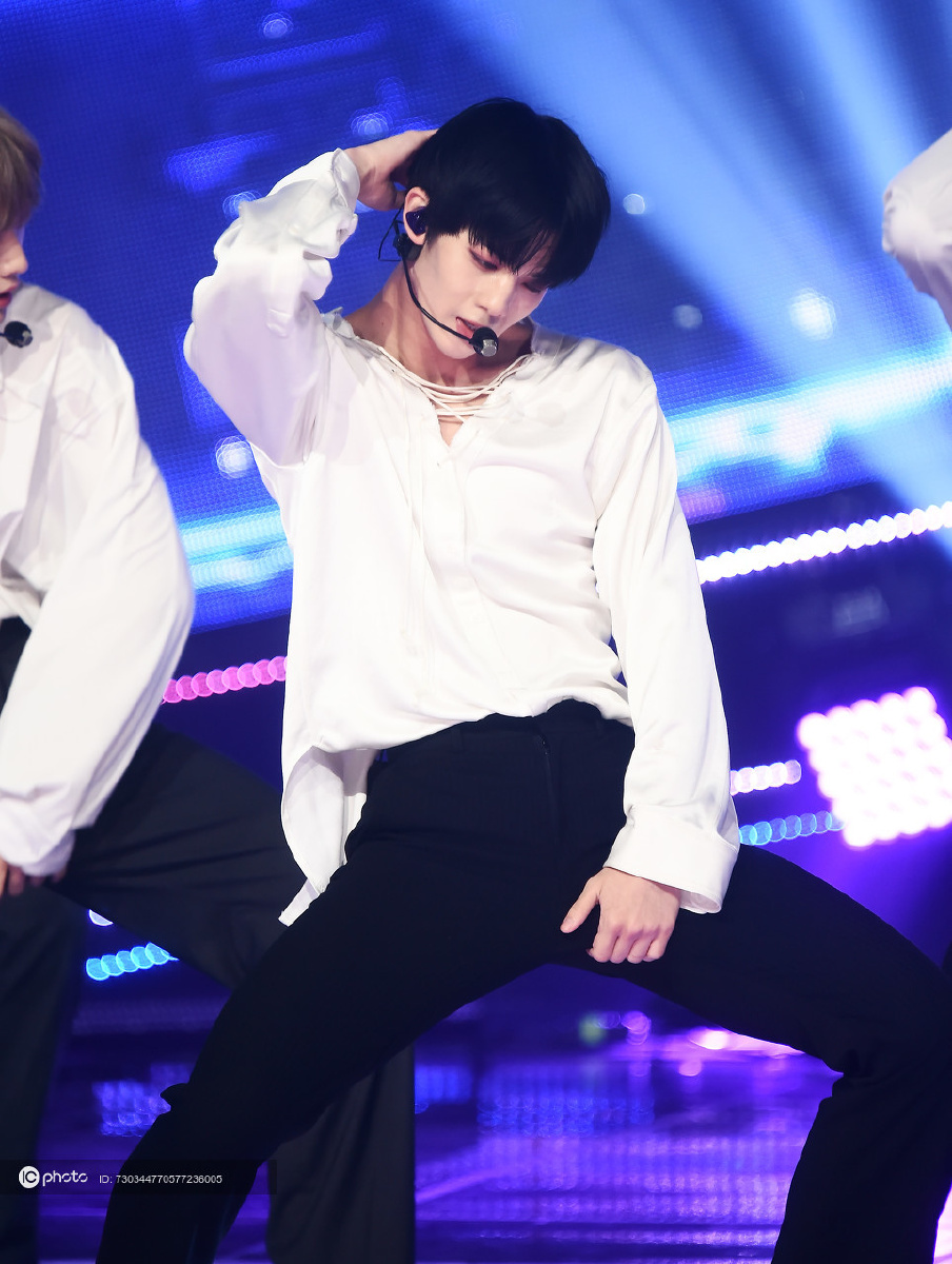 cix组合最新打歌舞台 裴珍映魅惑眼线性感舞姿撩人