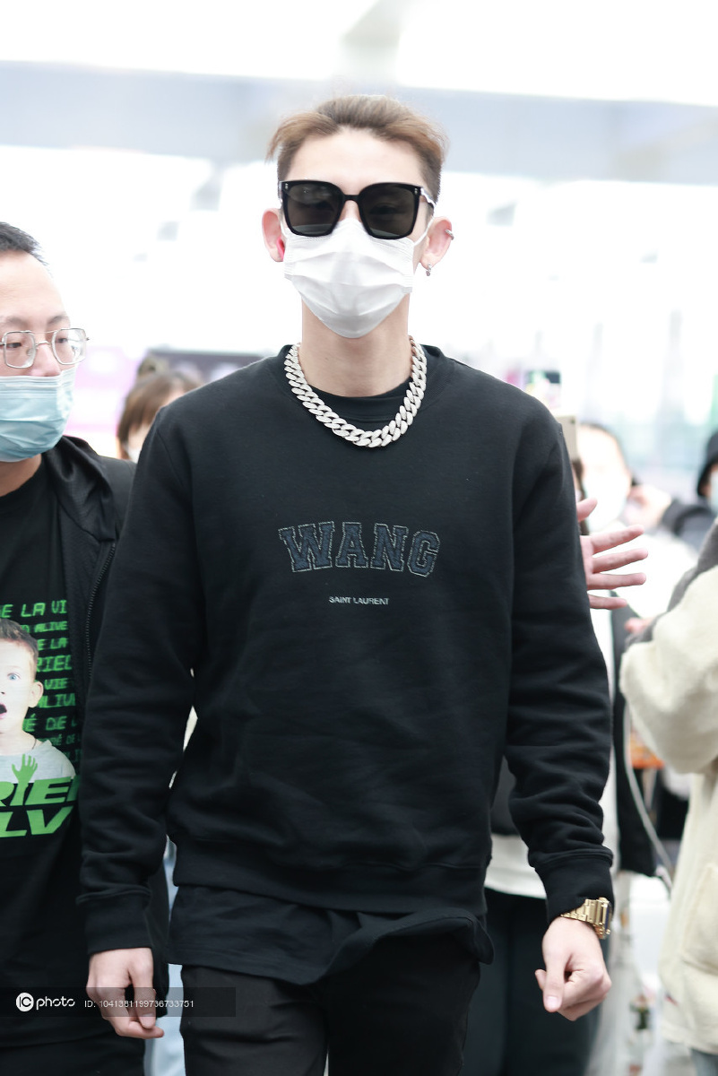 小鬼王琳凯现身机场全身黑衣look酷劲足