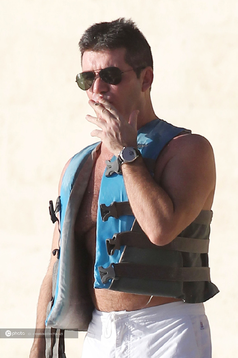 西蒙考威尔xfactor结束忙度假金牌制作人驾汽艇英姿飒爽