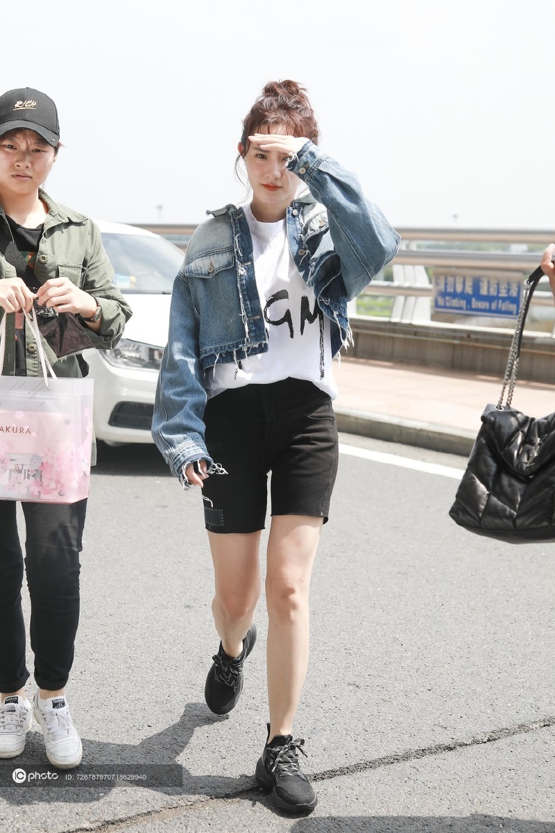 街拍彭小苒字母印花teesmfk骑行裤牛仔外套个性少女