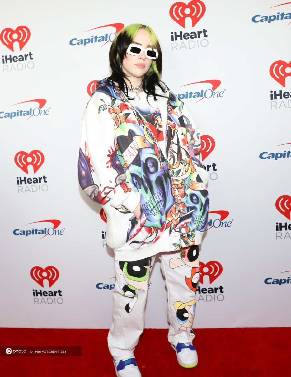 碧莉billieeilish涂鸦印花帽衫卡通图案运动裤白色板鞋超吸睛