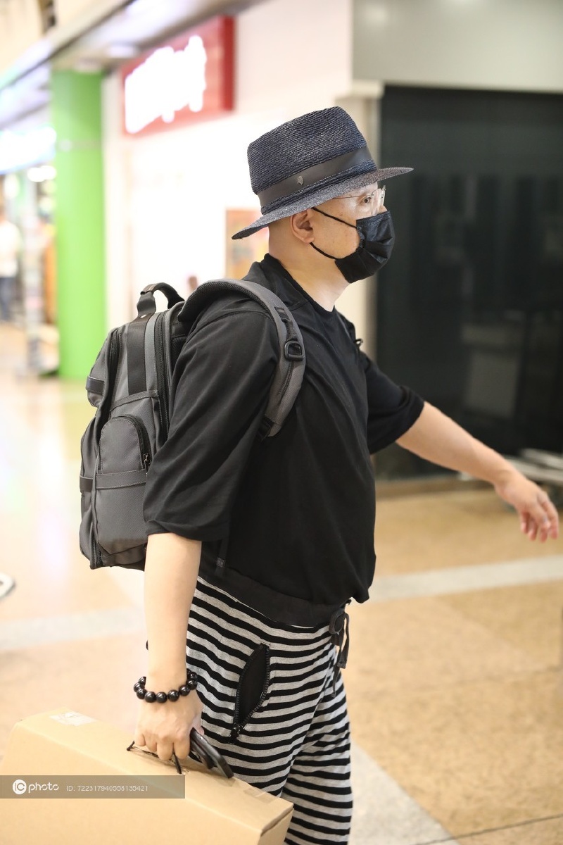 山争大叔徐峥头戴帽子自提拉杆箱遇跟拍大步快走显低调