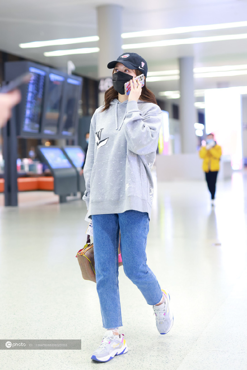 街拍施诗灰色卫衣牛仔裤运动鞋棒球帽休闲随性