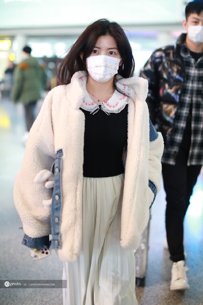 赖美云穿娃娃衫现身十分素净短发的小七依然很可可