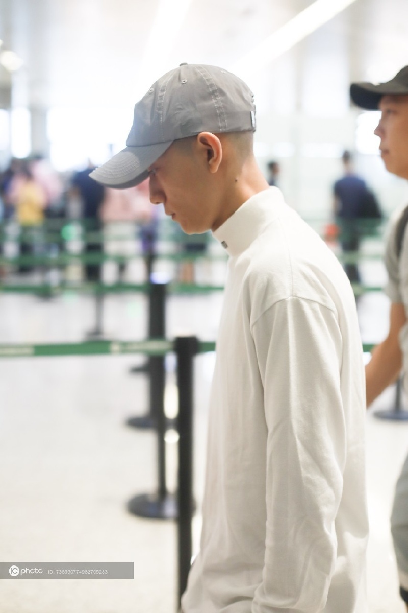 张一山戴帽子企图遮住光头不断挠痒痒身体不舒服