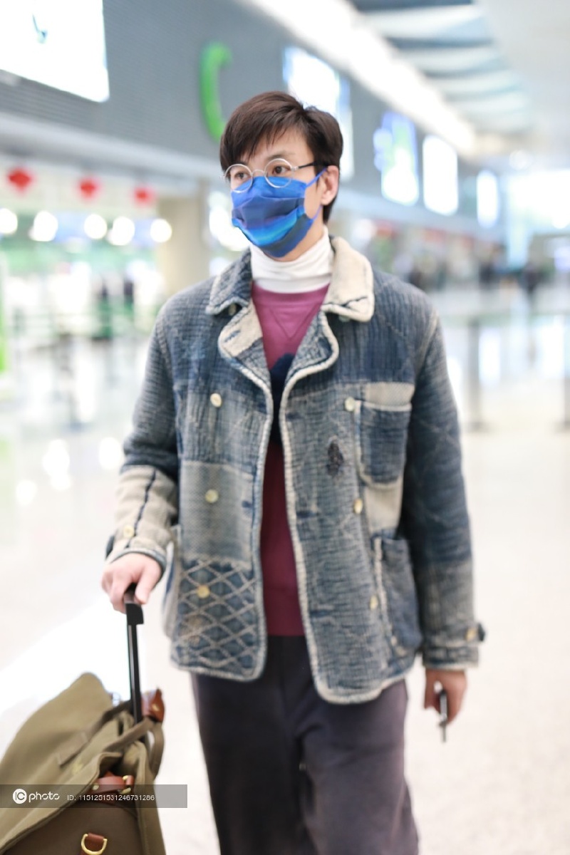 街拍周一围拼接牛仔外套束脚裤白色运动鞋白色打底衫帅气叠搭