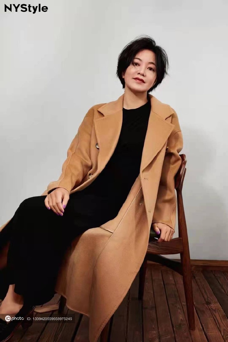 阿雅冬日写真 克莱因蓝大衣冲击力格外强烈 - ic_photo - 图虫