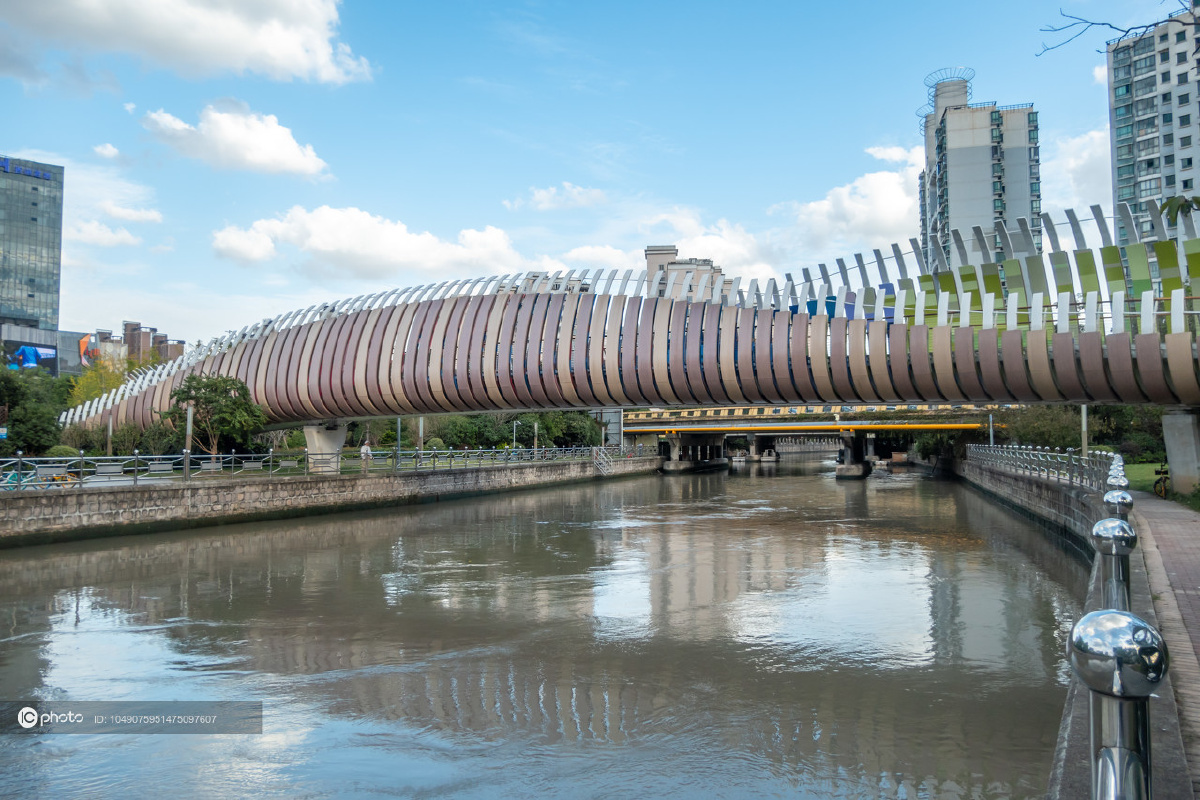 实拍上海浦东闹市鱼骨桥形态丰富跨越洋泾港