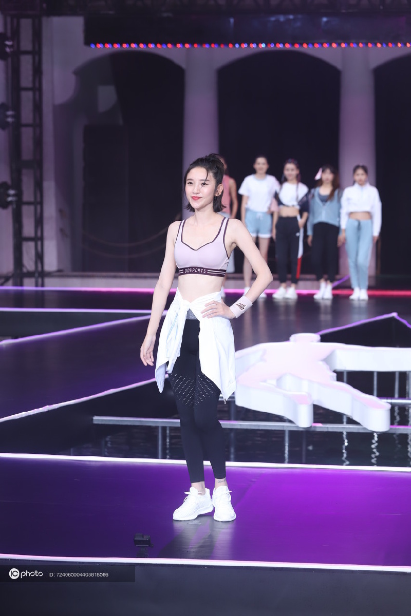 唐艺昕现身品牌活动 运动背心性感健康