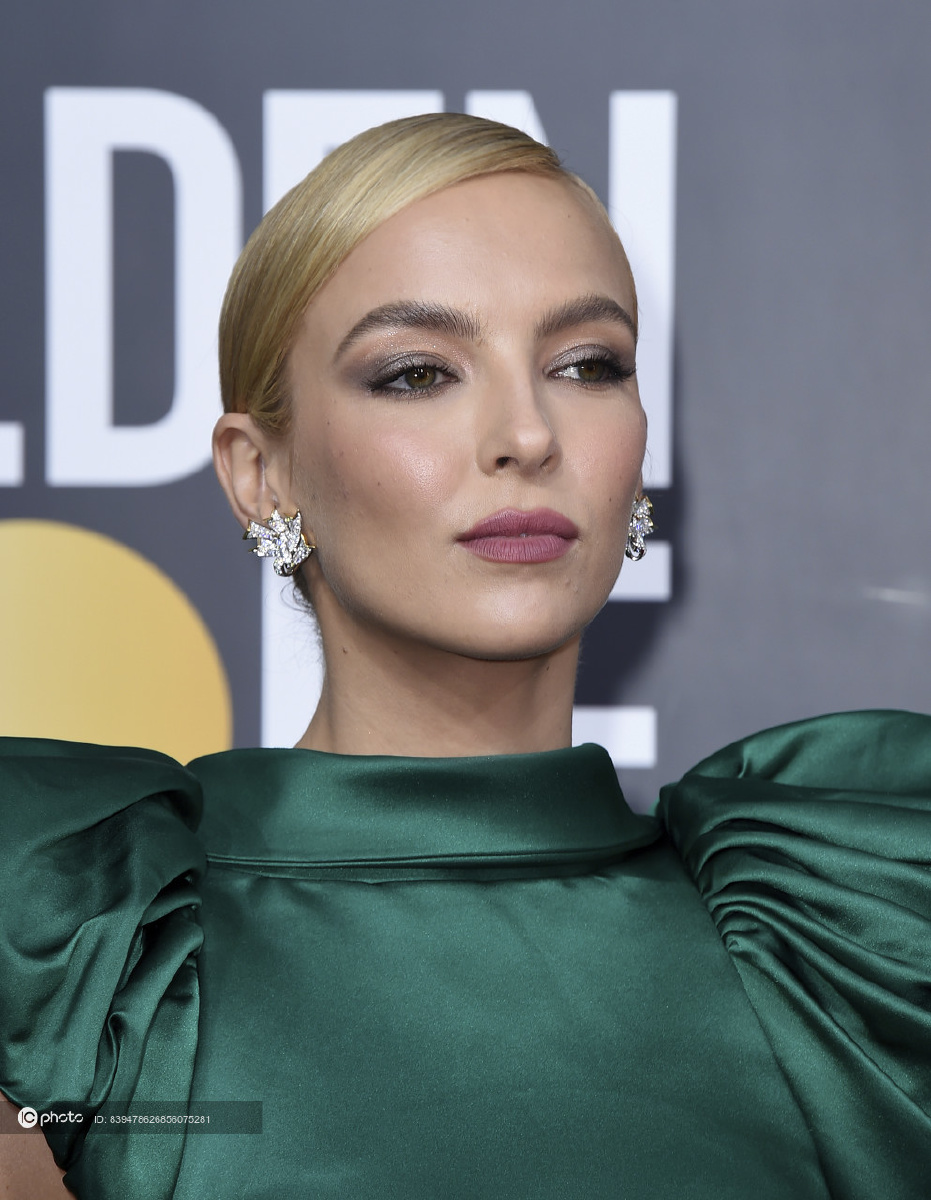 第77届金球奖 朱迪-科默mary katrantzou缎面礼服复古优雅