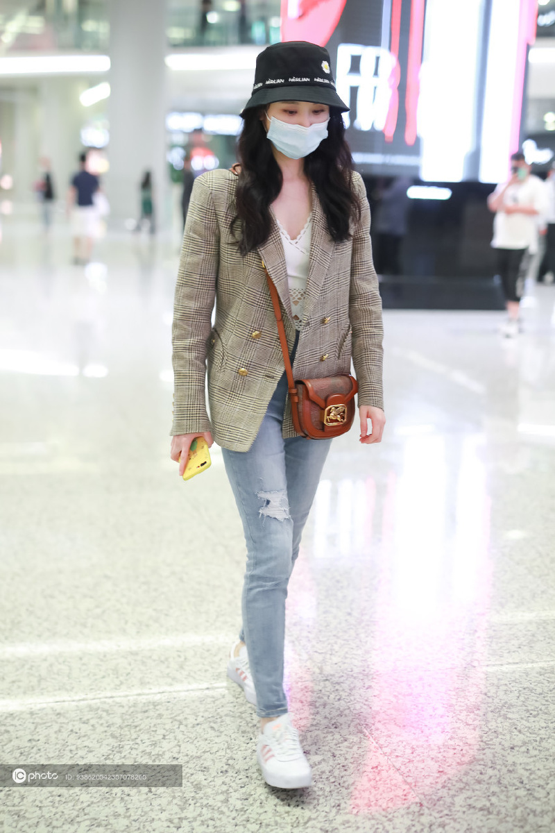 张慧雯深夜赶行程对镜头比v招手依旧不忘营业